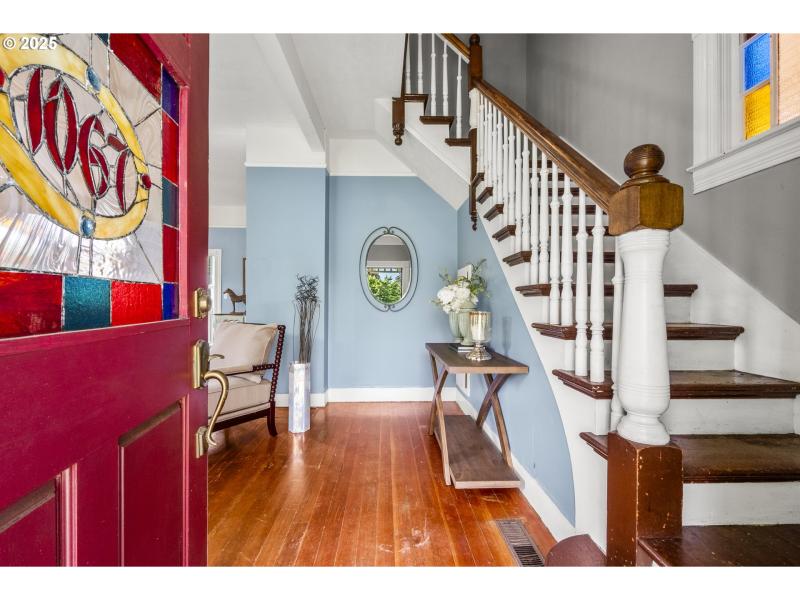 Living Room/Entrance