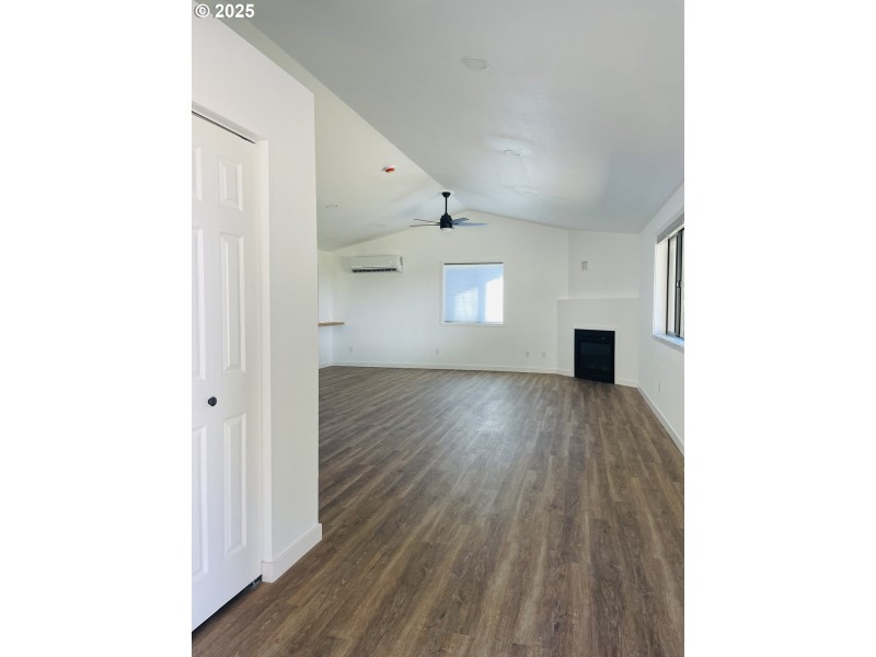 Living Room/Entrance